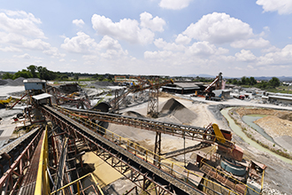 貴重な天然砂利を採掘。栃木砕石工場との連携により生産の効率化を図るJIS認証工場